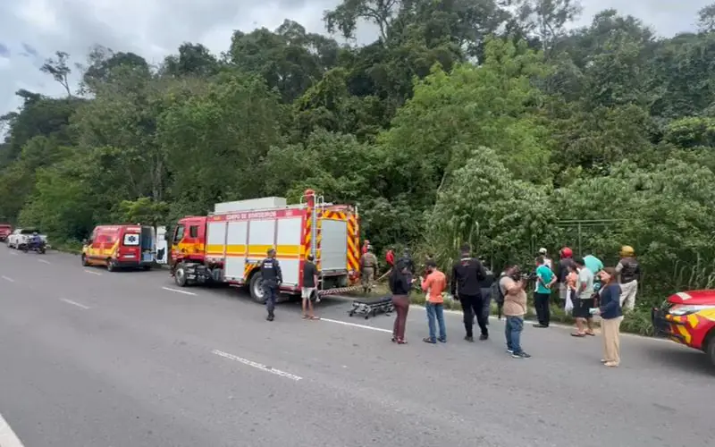 Motorista sofre mal súbito e caminhão cai em ribanceira na Av. Margarita