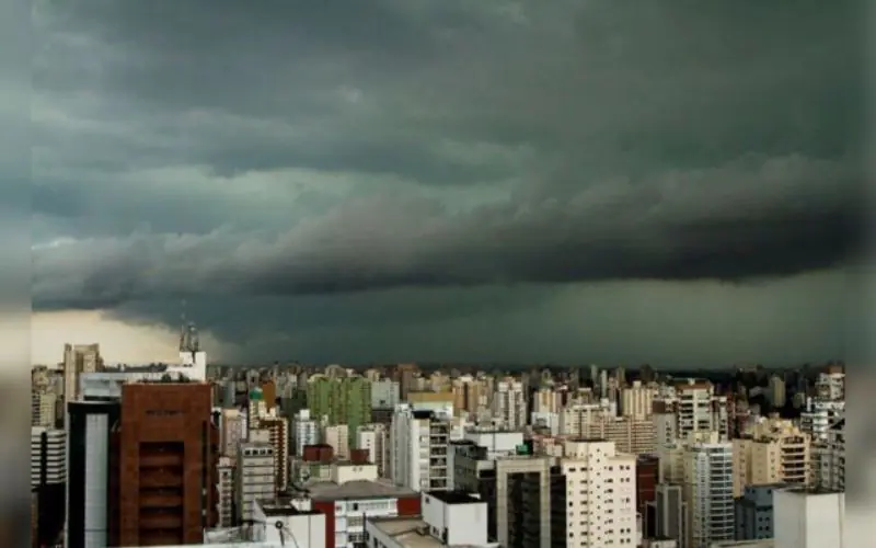 Prefeitura alerta para chuvas fortes e ventos fortes nesta terça (20)