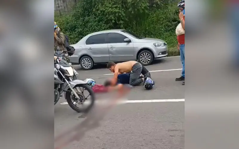 Pneu de motocicleta fura e ocupantes sofrem grave acidente