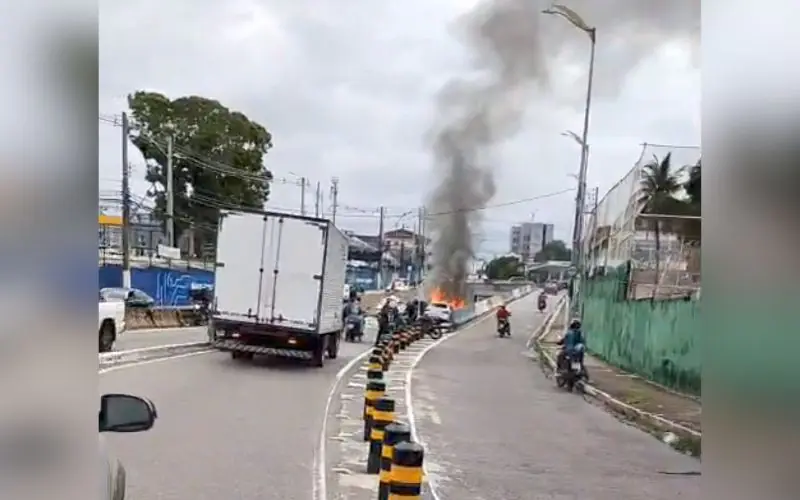 Carro é destruído por incêndio em viaduto da Av. Darcy Vargas