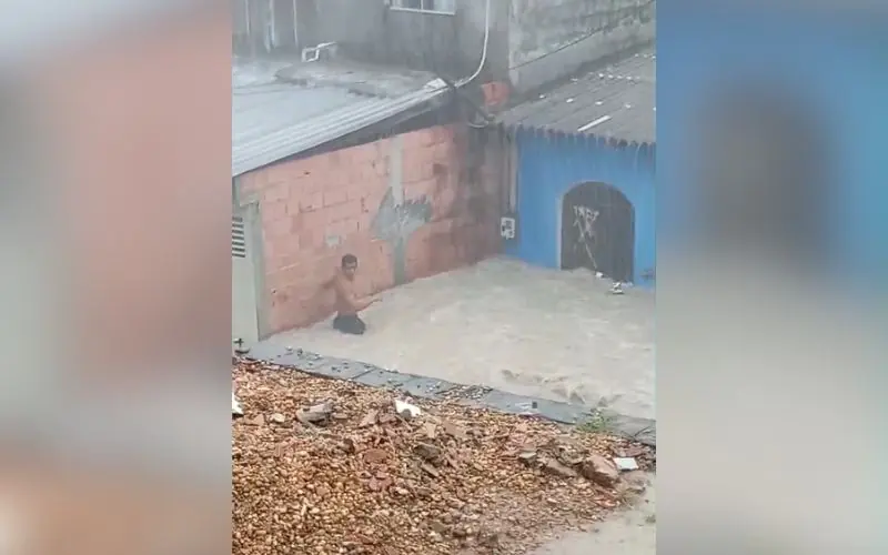Chuva forte alaga casa no bairro Nova Cidade