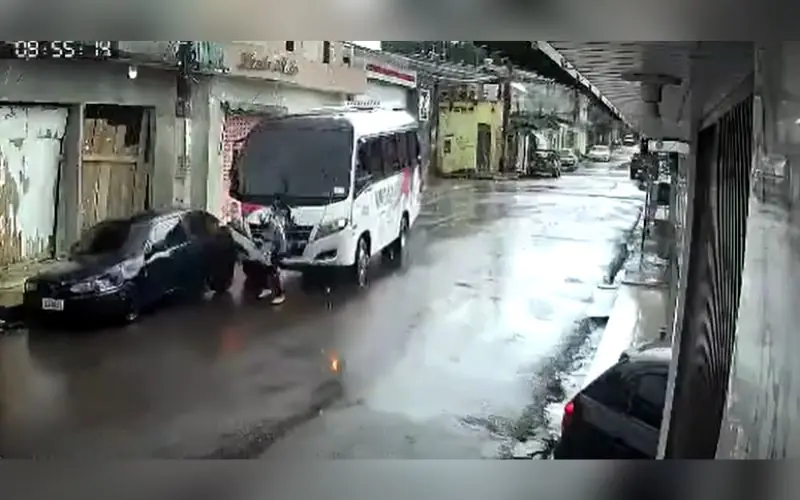Micro-ônibus desce sozinho e assusta moradores em Manaus