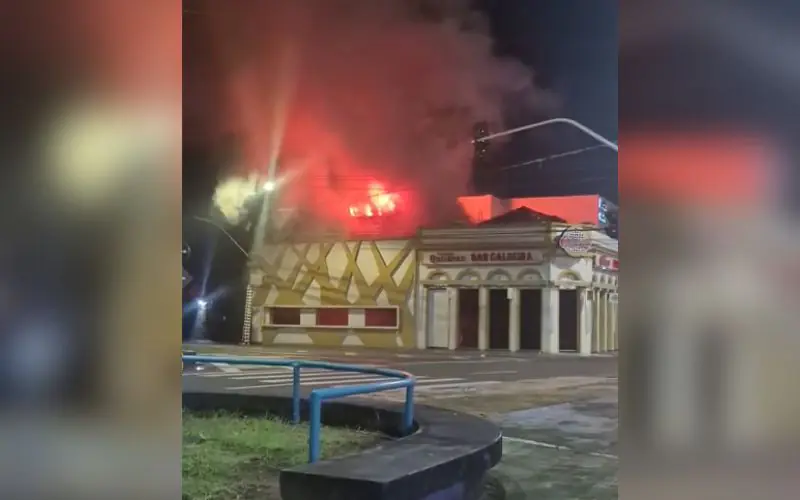 Incêndio atinge Bar do Caldeira durante a madrugada em Manaus