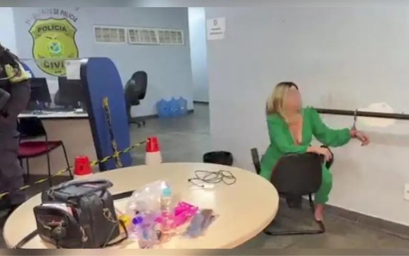 Loira oferece "chupeta" em troca de carona na viatura e acaba presa