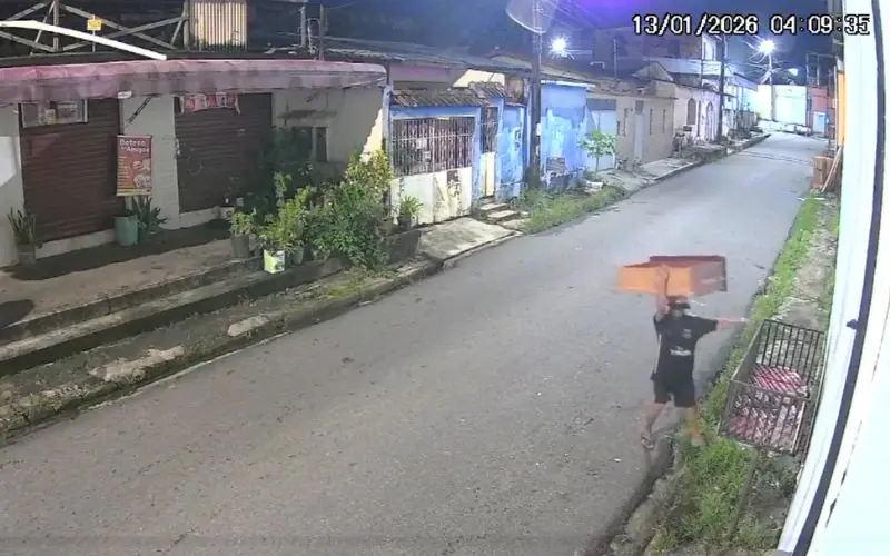 Homem furta lixeira e deixa gaveta no lugar em Manaus