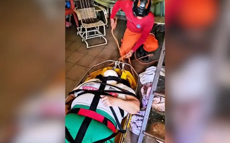 Bombeiros resgatam idosa que caiu em área de difícil acesso