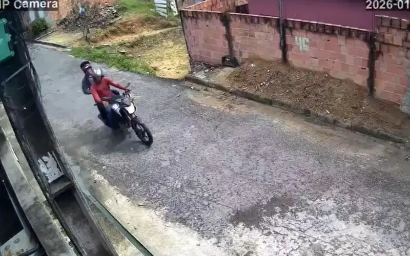 Dupla em moto realiza arrastões no bairro Zumbi