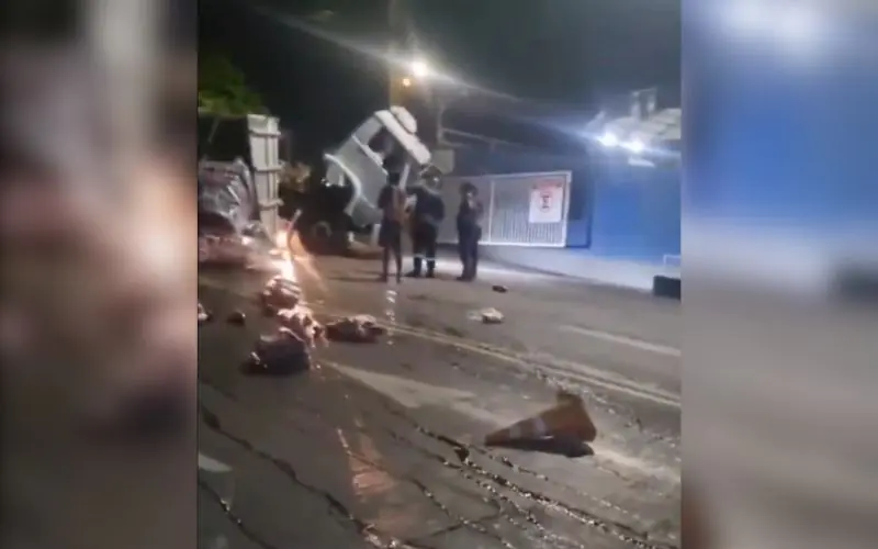 Caminhão tomba carga e bloqueia via no bairro Educandos