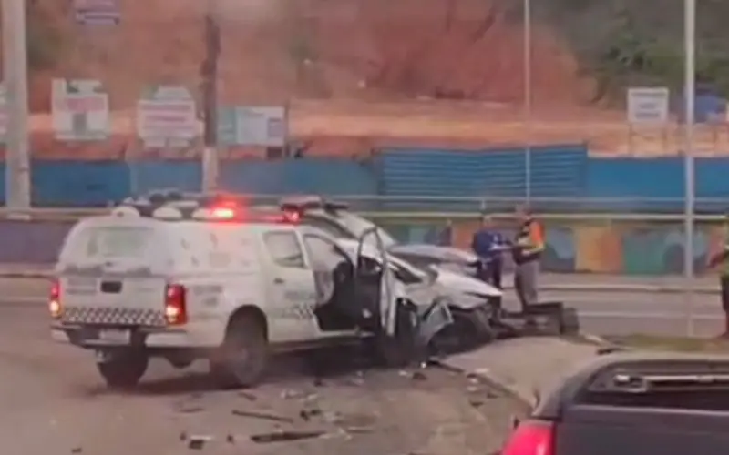 Perseguição policial termina em acidente na avenida Brasil