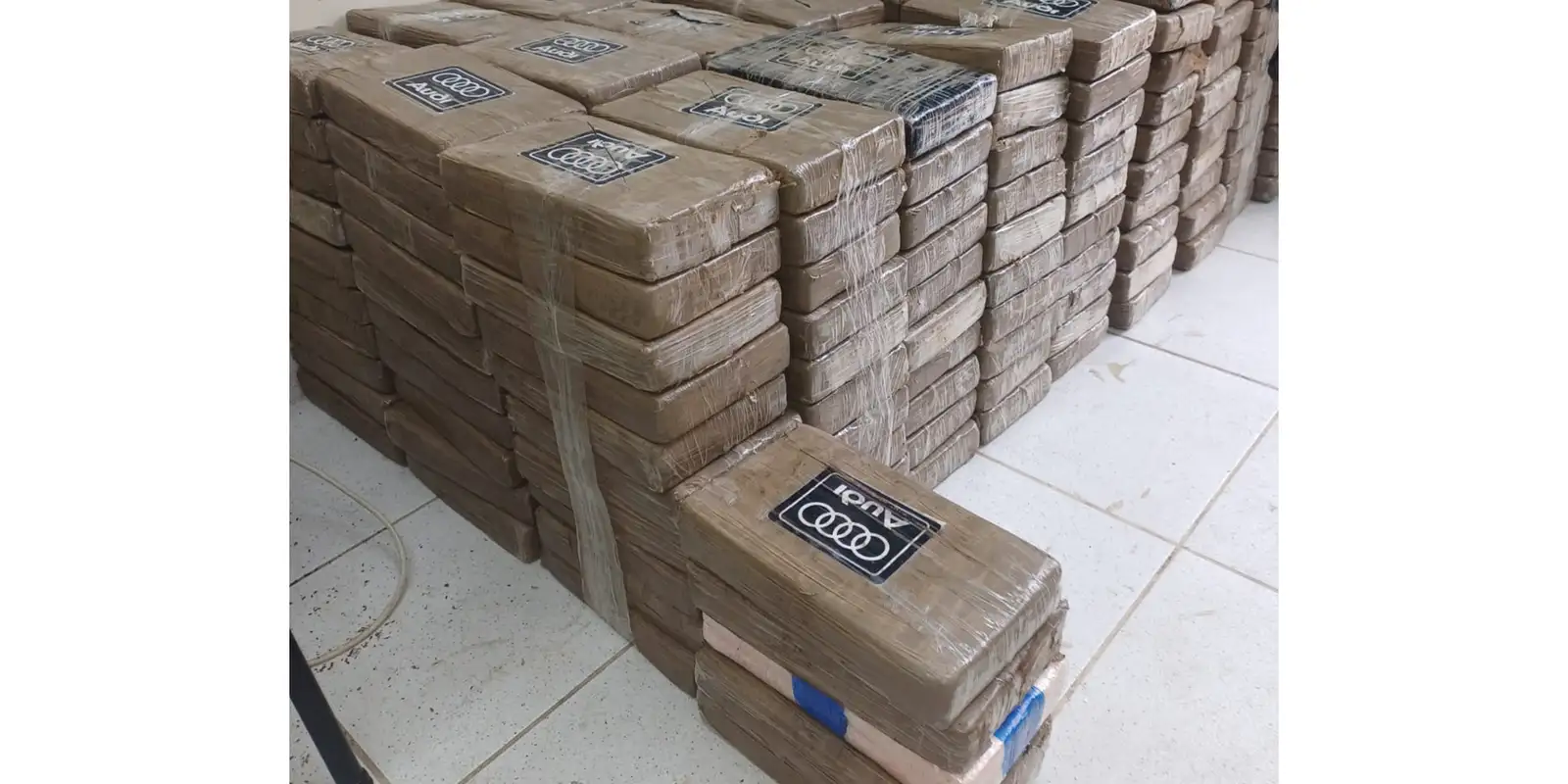 Operação internacional apreende 1,3 t de cocaína em alto mar