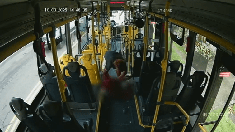 Homem esfaqueia passageira durante assalto a ônibus da linha 026 em Manaus