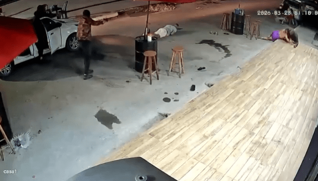 Filho de ex-vereador é morto a tiros enquanto bebia com amigos em bar no RJ