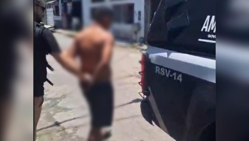 Homem é preso em Manaus após bater o portão repetidamente contra o braço da irmã