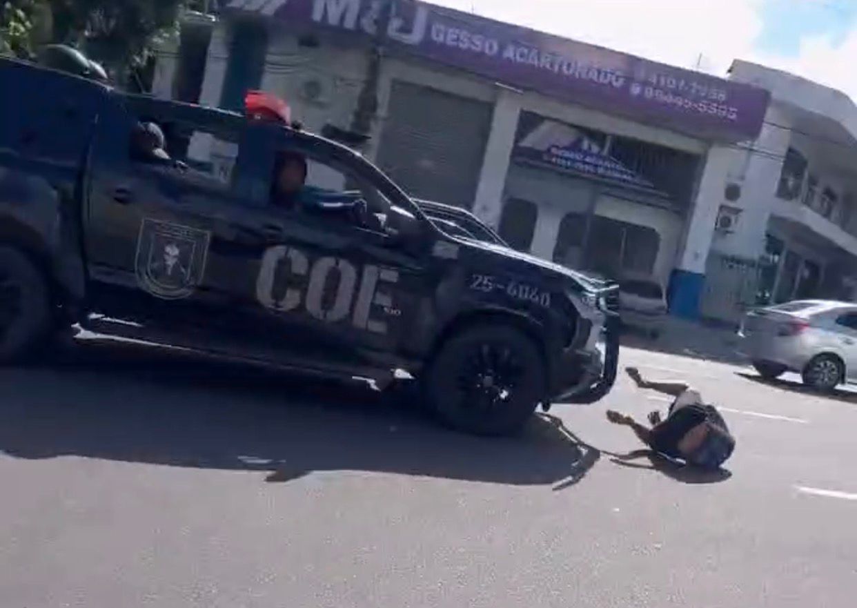 VÍDEO: Suspeito de assalto é atropelado por viatura durante perseguição em Manaus