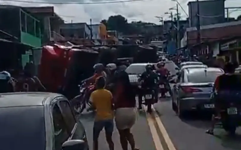 Caminhão com pallets tomba na zona leste de Manaus