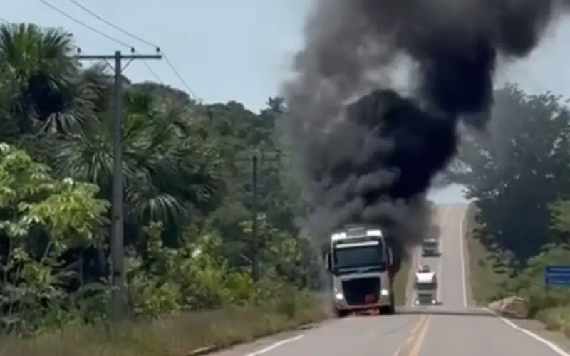 Caminhão-tanque pega fogo na BR-174, próximo a Presidente Figueiredo