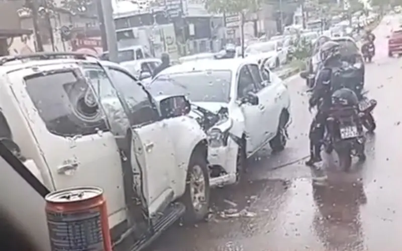 Carro na contramão provoca acidente durante chuva na avenida Djalma Batista