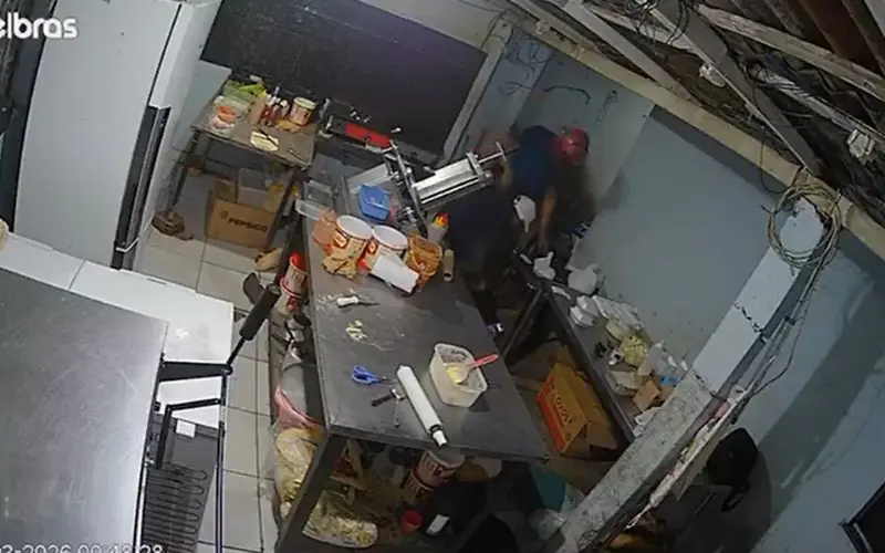 Vídeo mostra bandidos assaltando lanchonete na zona leste de Manaus