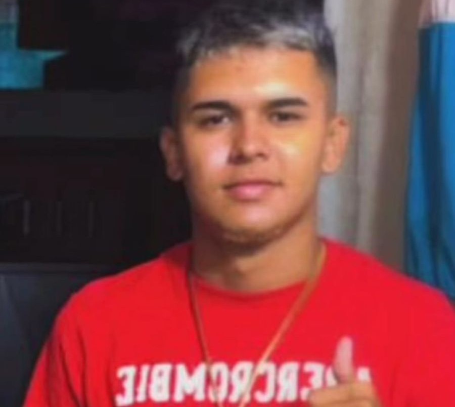 Amigos de jovem morto em abordagem policial fazem manifestação