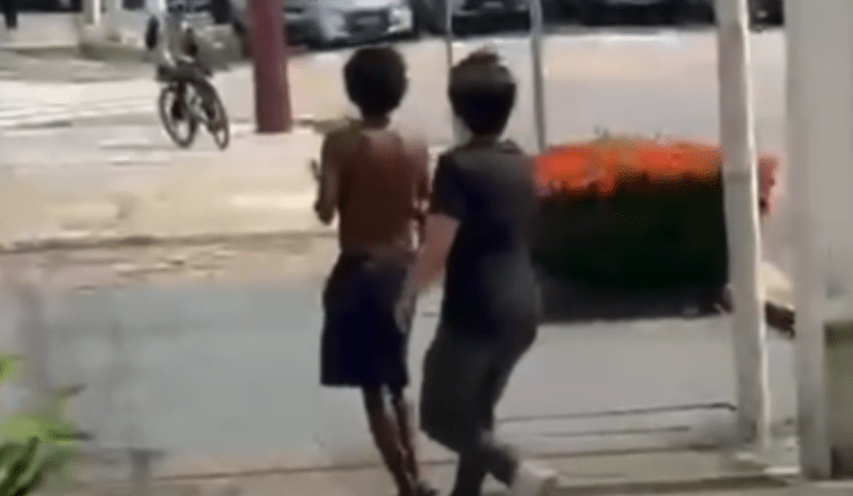 VÍDEO: Alunos de Direito usam arma de choque em morador de rua em Belém