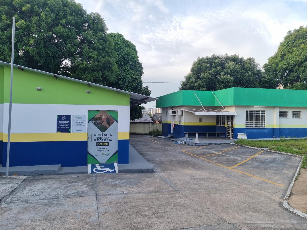 Viatura da Polícia Civil do Amazonas em frente à delegacia durante prisão por cárcere privado