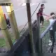 Dupla ameaça atirar e assalta vítimas na frente de crianças no Tarumã