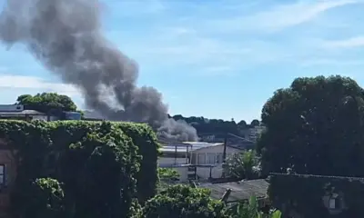 Incêndio atinge ponto de reciclagem e igreja na zona oeste de Manaus