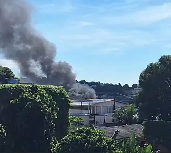 Incêndio atinge ponto de reciclagem e igreja na zona oeste de Manaus