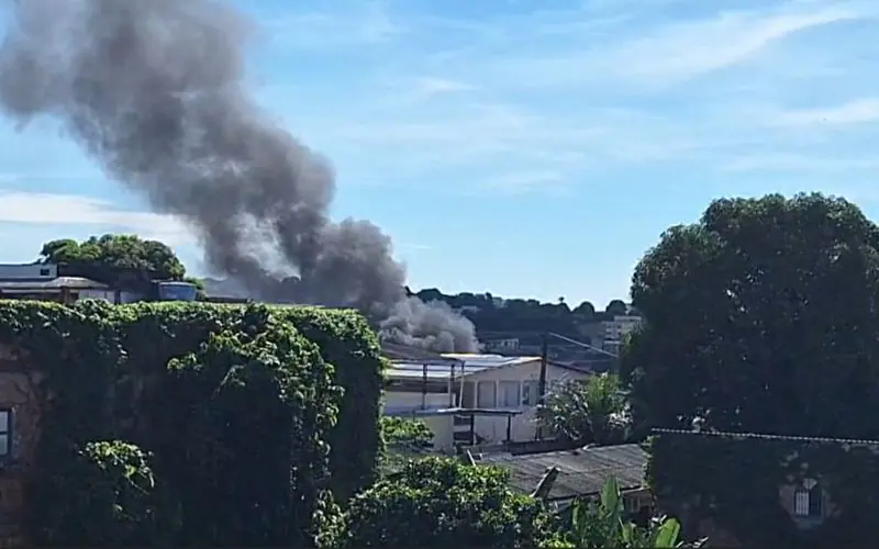 Incêndio atinge ponto de reciclagem e igreja na zona oeste de Manaus