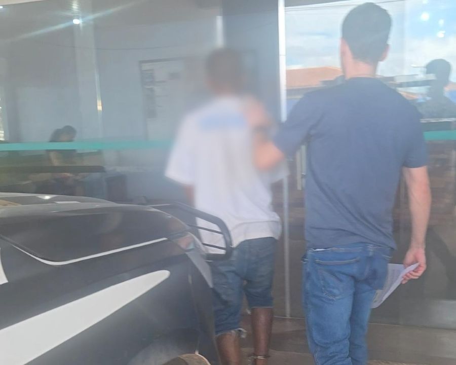 Homem invade casa da mãe, exige dinheiro e é preso