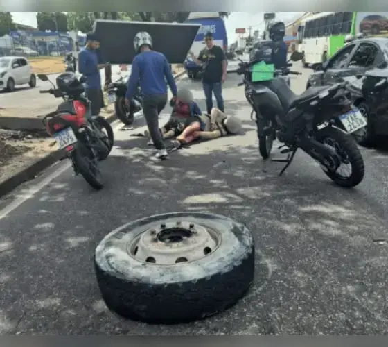 Roda de caçamba se solta e atinge motociclista na Cosme Ferreira