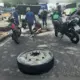 Roda de caçamba se solta e atinge motociclista na Cosme Ferreira
