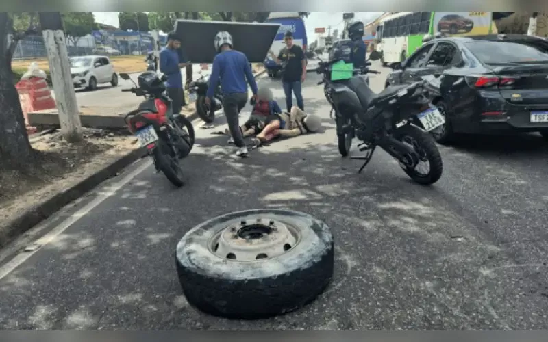 Roda de caçamba se solta e atinge motociclista na Cosme Ferreira