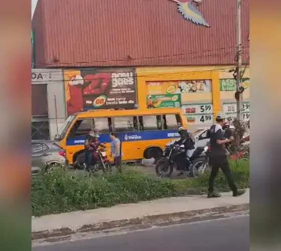 Acidente entre carro e motos deixa dois feridos na Av. Autaz Mirim