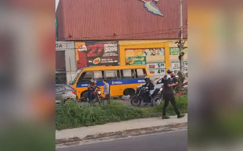 Acidente entre carro e motos deixa dois feridos na Av. Autaz Mirim