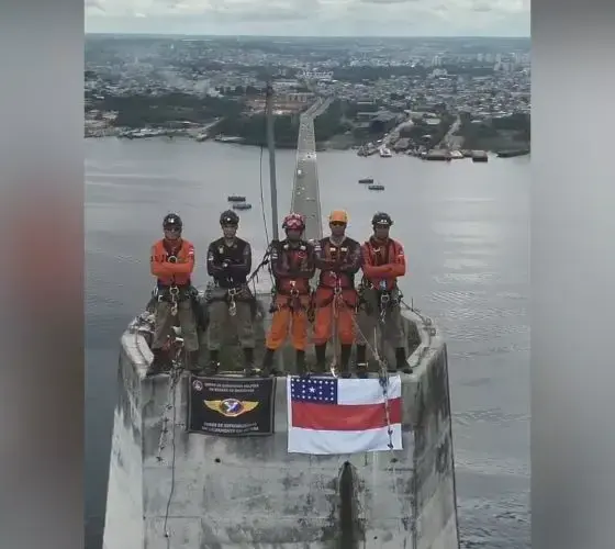 Bombeiros viralizam com vídeo no topo da Ponte Rio Negro