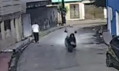 Câmeras registram assalto a mulher no bairro Petrópolis