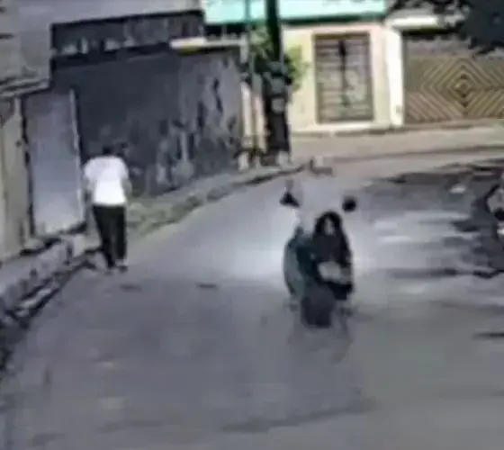 Câmeras registram assalto a mulher no bairro Petrópolis