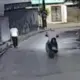 Câmeras registram assalto a mulher no bairro Petrópolis