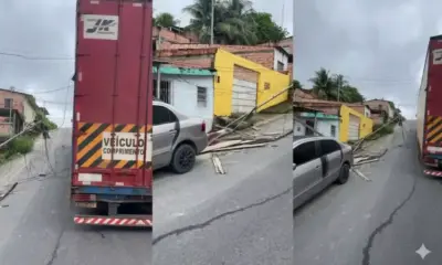 Caminhão derruba poste no bairro Monte das Oliveiras