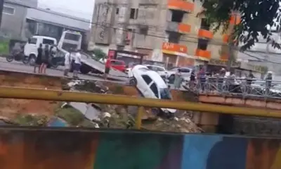 Carro cai em igarapé durante a madrugada na avenida Brasil