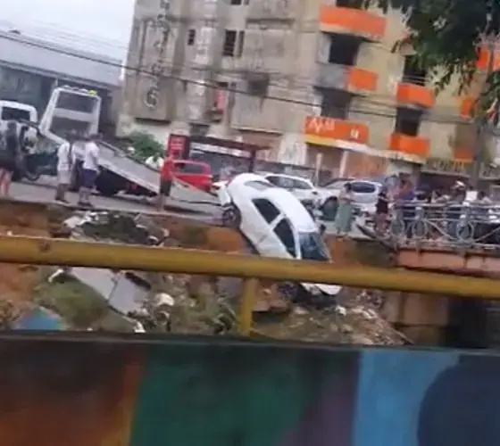 Carro cai em igarapé durante a madrugada na avenida Brasil