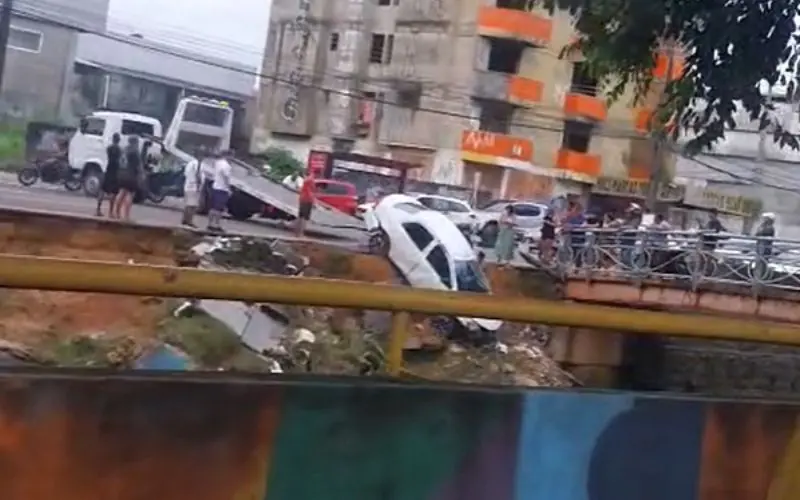 Carro cai em igarapé durante a madrugada na avenida Brasil