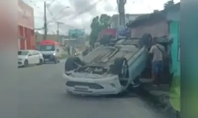 Acidente no bairro Novo Aleixo termina com carro capotado