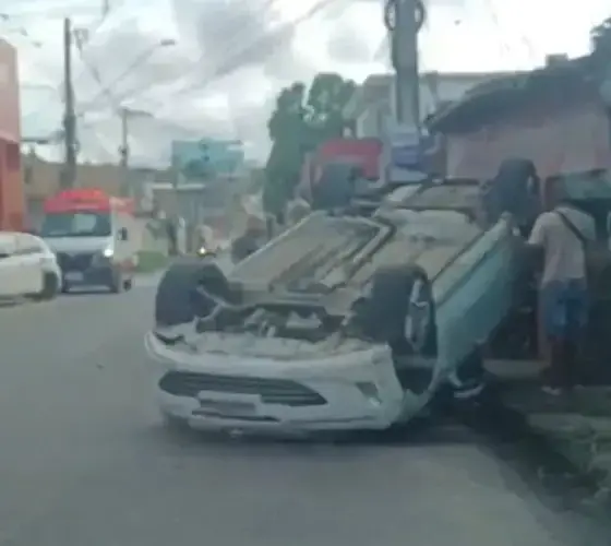 Acidente no bairro Novo Aleixo termina com carro capotado