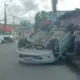 Acidente no bairro Novo Aleixo termina com carro capotado