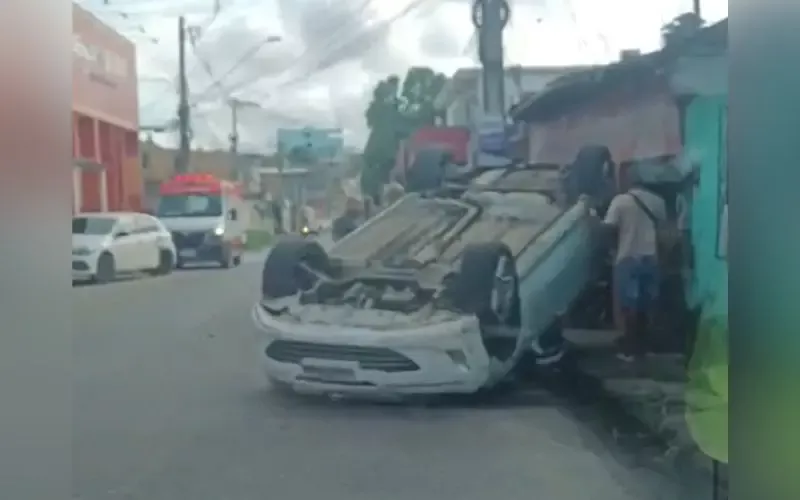 Acidente no bairro Novo Aleixo termina com carro capotado