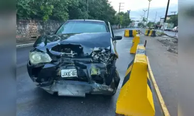 Carro atinge barreira de concreto na Avenida Coronel Teixeira