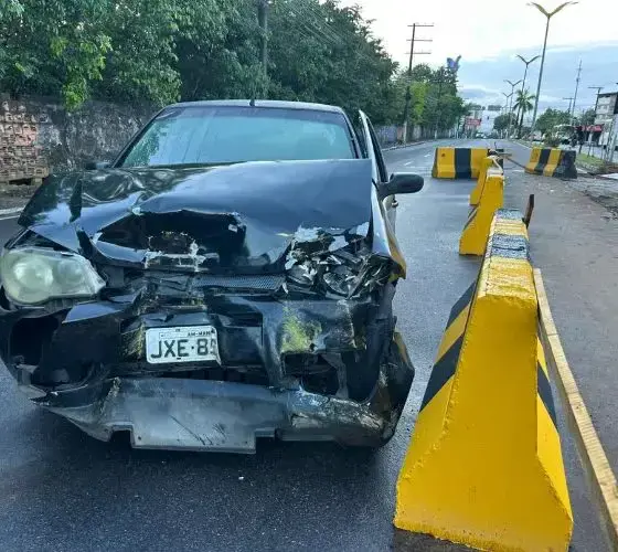 Carro atinge barreira de concreto na Avenida Coronel Teixeira