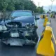 Carro atinge barreira de concreto na Avenida Coronel Teixeira